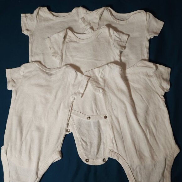 Essential Set 4 Basic White Bodysuits/Rompers Gerber (0-3 months) – Must-Haves! - Picture 3 of 3